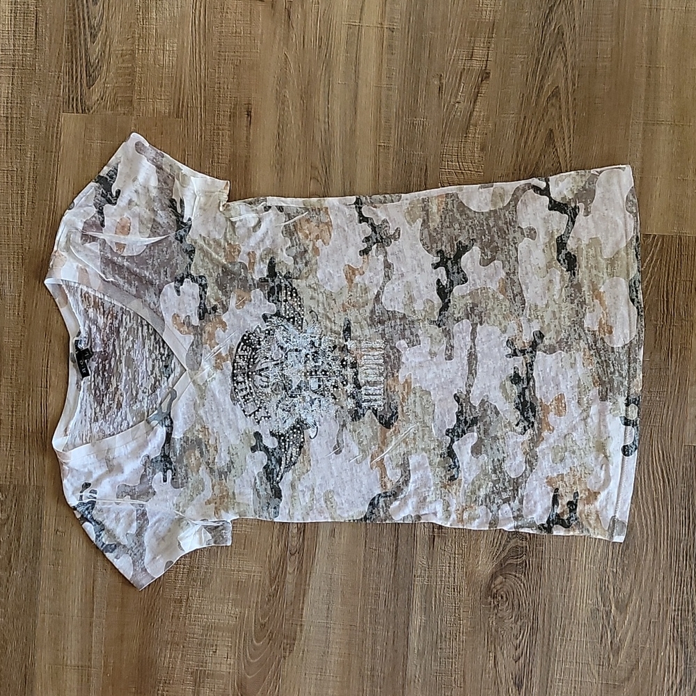 Camouflage top Size:L but a smaller fit